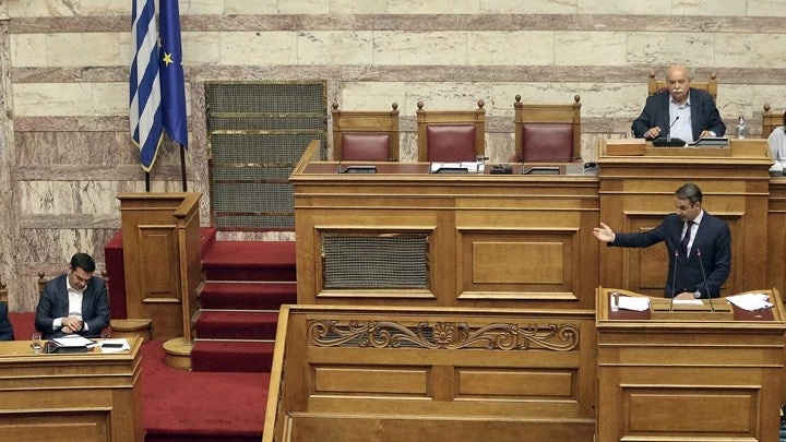 Ο διάλογος Τσίπρα-Μητσοτάκη για τη… γραβάτα που φόρεσε ο Πρωθυπουργός στο Ζάππειο (Βίντεο)